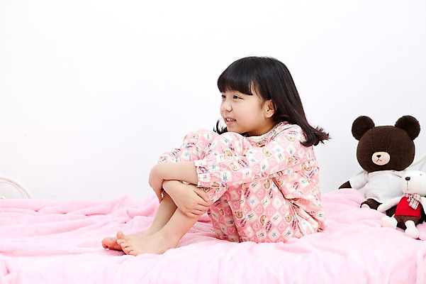 포토 JPG 전신 학생 라이프스타일 여자 어린이라이프 초등학생 어린이 인형 포즈 실내 한명 웃음 사람 앉기 동양인 소녀 10대 장난감 곰인형 침실 이불 방 잠옷 한국인 침대 여자만 여자한명만 소녀만 국내포토 1 옷 가구 침구 모션 청소년 표정 인종 내부 생활 어린이만 파일형식