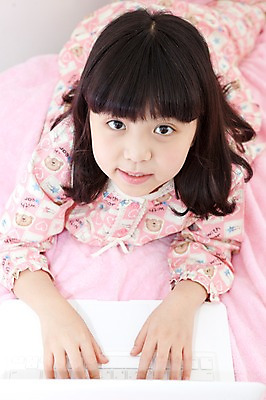 포토 JPG 학생 라이프스타일 여자 어린이라이프 초등학생 어린이 엎드리기 포즈 실내 한명 웃음 사람 동양인 소녀 상반신 10대 노트북 컴퓨터 하이앵글 눕기 침실 이불 방 잠옷 한국인 침대 여자만 여자한명만 소녀만 국내포토 1 옷 뷰포인트 가구 침구 모션 청소년 표정 인종 내부 생활 전자제품 어린이만 파일형식