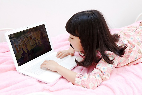 포토 JPG 학생 라이프스타일 여자 어린이라이프 초등학생 어린이 엎드리기 포즈 실내 한명 사람 동양인 소녀 상반신 10대 노트북 컴퓨터 눕기 침실 이불 방 잠옷 한국인 침대 여자만 여자한명만 소녀만 국내포토 1 옷 가구 침구 모션 청소년 인종 내부 생활 전자제품 어린이만 파일형식