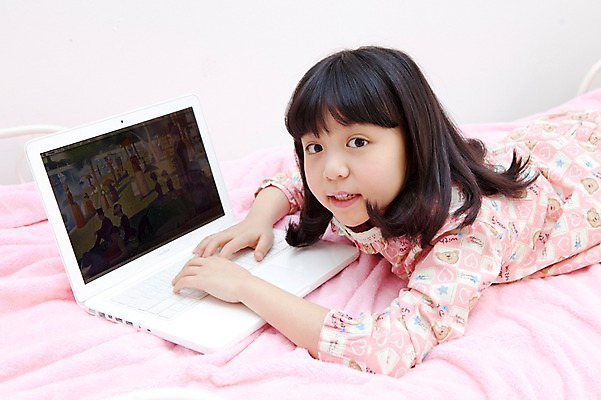 포토 JPG 학생 라이프스타일 여자 어린이라이프 초등학생 어린이 엎드리기 포즈 실내 한명 웃음 사람 동양인 소녀 상반신 10대 노트북 컴퓨터 눕기 침실 이불 방 잠옷 한국인 침대 여자만 여자한명만 소녀만 국내포토 1 옷 가구 침구 모션 청소년 표정 인종 내부 생활 전자제품 어린이만 파일형식