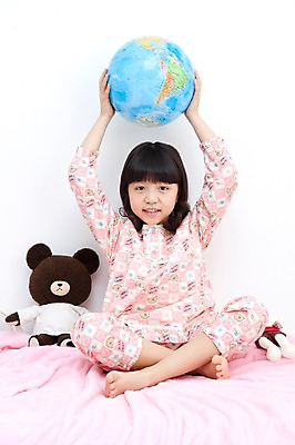 포토 JPG 전신 학생 라이프스타일 여자 어린이라이프 초등학생 어린이 인형 포즈 실내 한명 웃음 들기 사람 앉기 동양인 소녀 10대 장난감 지구본 곰인형 침실 이불 방 잠옷 한국인 침대 여자만 여자한명만 소녀만 국내포토 1 옷 가구 침구 모션 청소년 표정 인종 내부 생활 어린이만 파일형식