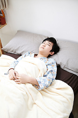 포토 JPG 학생 라이프스타일 남자 어린이라이프 초등학생 어린이 포즈 베개 모션 실내 한명 사람 동양인 소년 상반신 10대 눕기 침실 이불 방 잠옷 한국인 침대 잠 수면 남자만 남자한명만 십대만 십대남자만 십대남자한명만 국내포토 1 옷 가구 침구 청소년 인종 내부 생활 물 파일형식