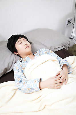 포토 JPG 학생 라이프스타일 남자 어린이라이프 초등학생 어린이 포즈 베개 모션 실내 한명 사람 동양인 소년 상반신 10대 눕기 침실 이불 방 잠옷 한국인 침대 잠 수면 남자만 남자한명만 십대만 십대남자만 십대남자한명만 국내포토 1 옷 가구 침구 청소년 인종 내부 생활 물 파일형식