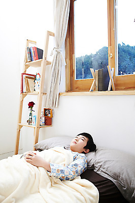 포토 JPG 학생 라이프스타일 남자 어린이라이프 초등학생 어린이 포즈 창문 베개 모션 책장 선반 실내 한명 사람 동양인 소년 상반신 10대 책 눕기 침실 이불 방 잠옷 한국인 침대 잠 커튼 수면 남자만 남자한명만 십대만 십대남자만 십대남자한명만 국내포토 1 옷 가구 침구 청소년 인종 내부 생활 물 파일형식