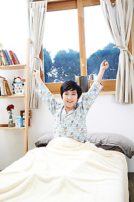 포토 JPG 학생 라이프스타일 남자 어린이라이프 초등학생 어린이 포즈 창문 베개 모션 책장 선반 실내 한명 미소 웃음 사람 앉기 동양인 손짓 소년 상반신 10대 책 침실 이불 방 잠옷 한국인 침대 커튼 기지개 남자만 남자한명만 십대만 십대남자만 십대남자한명만 국내포토 1 옷 가구 침구 청소년 표정 인종 내부 생활 파일형식