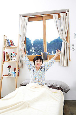 포토 JPG 학생 라이프스타일 남자 어린이라이프 초등학생 어린이 포즈 창문 베개 모션 책장 선반 실내 한명 미소 웃음 사람 앉기 동양인 손짓 소년 상반신 10대 책 침실 이불 방 잠옷 한국인 침대 커튼 기지개 남자만 남자한명만 십대만 십대남자만 십대남자한명만 국내포토 1 옷 가구 침구 청소년 표정 인종 내부 생활 파일형식