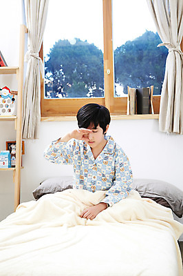 포토 JPG 학생 라이프스타일 남자 어린이라이프 초등학생 어린이 포즈 창문 베개 모션 책장 선반 실내 한명 사람 앉기 동양인 손짓 소년 상반신 10대 책 침실 이불 방 잠옷 한국인 침대 커튼 남자만 남자한명만 십대만 십대남자만 십대남자한명만 눈비비기 국내포토 1 옷 가구 침구 청소년 인종 내부 생활 파일형식