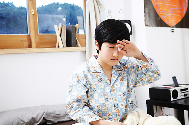 포토 JPG 학생 라이프스타일 남자 어린이라이프 초등학생 어린이 포즈 창문 베개 모션 실내 한명 사람 앉기 동양인 손짓 소년 상반신 10대 책 침실 이불 방 잠옷 한국인 침대 커튼 남자만 남자한명만 십대만 십대남자만 십대남자한명만 눈비비기 국내포토 1 옷 가구 침구 청소년 인종 내부 생활 파일형식