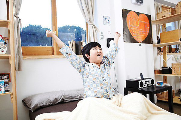 포토 JPG 학생 라이프스타일 남자 어린이라이프 초등학생 어린이 포즈 가구 창문 베개 모션 탁자 책장 선반 실내 한명 사람 앉기 동양인 손짓 소년 상반신 10대 책 침실 이불 방 잠옷 한국인 침대 커튼 기지개 남자만 남자한명만 십대만 십대남자만 십대남자한명만 국내포토 1 옷 생활용품 침구 청소년 인종 내부 생활 파일형식