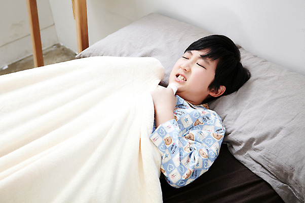 포토 JPG 학생 라이프스타일 남자 어린이라이프 초등학생 어린이 포즈 베개 실내 한명 사람 동양인 소년 상반신 10대 눕기 침실 이불 방 잠옷 한국인 침대 찡그림 남자만 남자한명만 십대만 십대남자만 십대남자한명만 국내포토 1 옷 가구 침구 모션 청소년 표정 인종 내부 생활 파일형식