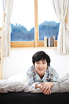 포토 JPG 학생 라이프스타일 남자 어린이라이프 초등학생 어린이 엎드리기 포즈 창문 베개 모션 실내 한명 미소 웃음 사람 동양인 소년 상반신 10대 책 눕기 침실 이불 방 잠옷 한국인 침대 커튼 남자만 남자한명만 십대만 십대남자만 십대남자한명만 국내포토 1 옷 가구 침구 청소년 표정 인종 내부 생활 파일형식