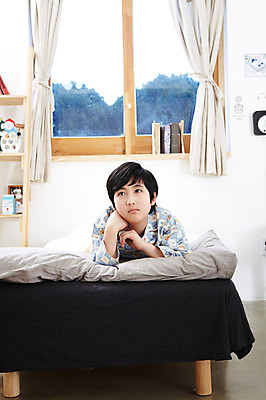 포토 JPG 학생 라이프스타일 남자 어린이라이프 초등학생 어린이 엎드리기 포즈 생각 창문 베개 모션 책장 선반 실내 한명 사람 동양인 소년 상반신 10대 책 눕기 턱괴기 침실 이불 방 잠옷 한국인 침대 커튼 고민 남자만 남자한명만 십대만 십대남자만 십대남자한명만 국내포토 1 옷 감정 가구 침구 청소년 인종 내부 생활 파일형식