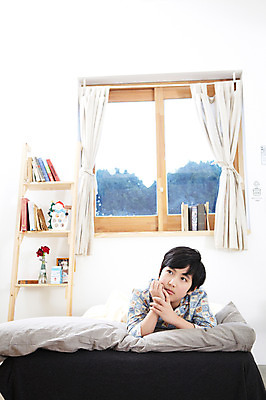 포토 JPG 학생 라이프스타일 남자 어린이라이프 초등학생 어린이 엎드리기 포즈 생각 창문 베개 모션 책장 선반 실내 한명 사람 동양인 소년 상반신 10대 책 눕기 턱괴기 침실 이불 방 잠옷 한국인 침대 커튼 고민 남자만 남자한명만 십대만 십대남자만 십대남자한명만 국내포토 1 옷 감정 가구 침구 청소년 인종 내부 생활 파일형식