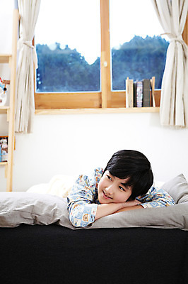 포토 JPG 학생 라이프스타일 남자 어린이라이프 초등학생 어린이 엎드리기 포즈 창문 베개 모션 책장 선반 실내 한명 미소 웃음 사람 동양인 소년 상반신 10대 책 눕기 침실 이불 방 잠옷 한국인 침대 커튼 남자만 남자한명만 십대만 십대남자만 십대남자한명만 국내포토 1 옷 가구 침구 청소년 표정 인종 내부 생활 파일형식