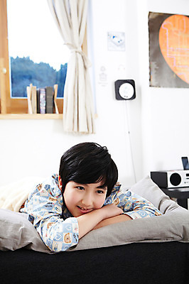 포토 JPG 학생 라이프스타일 남자 어린이라이프 초등학생 어린이 엎드리기 포즈 창문 베개 모션 실내 한명 미소 웃음 사람 동양인 소년 상반신 10대 책 눕기 침실 이불 방 잠옷 한국인 침대 커튼 남자만 남자한명만 십대만 십대남자만 십대남자한명만 국내포토 1 옷 가구 침구 청소년 표정 인종 내부 생활 파일형식