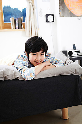 포토 JPG 학생 라이프스타일 남자 어린이라이프 초등학생 어린이 엎드리기 포즈 창문 베개 모션 실내 한명 미소 웃음 사람 동양인 소년 상반신 10대 책 눕기 침실 이불 방 잠옷 한국인 침대 커튼 남자만 남자한명만 십대만 십대남자만 십대남자한명만 국내포토 1 옷 가구 침구 청소년 표정 인종 내부 생활 파일형식