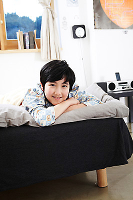 포토 JPG 학생 라이프스타일 남자 어린이라이프 초등학생 어린이 엎드리기 포즈 창문 베개 모션 실내 한명 미소 웃음 사람 동양인 소년 상반신 10대 책 눕기 침실 이불 방 잠옷 한국인 침대 커튼 남자만 남자한명만 십대만 십대남자만 십대남자한명만 국내포토 1 옷 가구 침구 청소년 표정 인종 내부 생활 파일형식