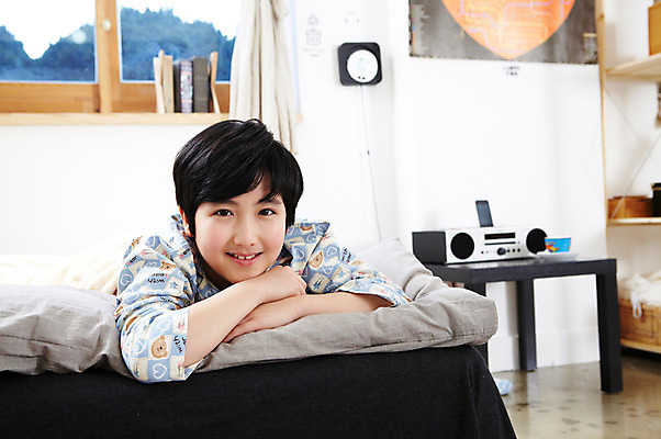 포토 JPG 학생 라이프스타일 남자 어린이라이프 초등학생 어린이 엎드리기 포즈 가구 창문 베개 모션 탁자 실내 한명 미소 웃음 사람 동양인 소년 상반신 10대 책 눕기 침실 이불 방 잠옷 한국인 침대 커튼 남자만 남자한명만 십대만 십대남자만 십대남자한명만 국내포토 1 옷 생활용품 침구 청소년 표정 인종 내부 생활 파일형식