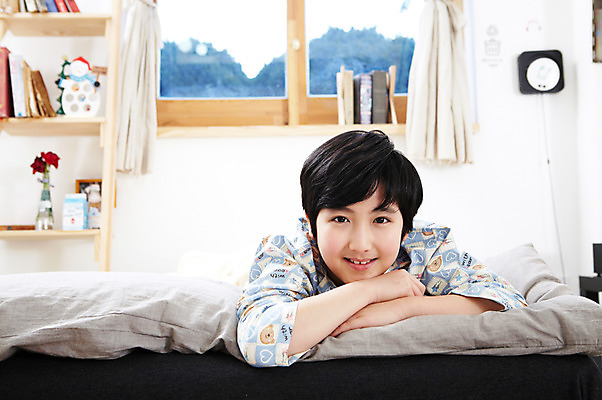 포토 JPG 학생 라이프스타일 남자 어린이라이프 초등학생 어린이 엎드리기 포즈 창문 베개 모션 책장 선반 실내 한명 미소 웃음 사람 동양인 소년 상반신 10대 책 눕기 침실 이불 방 잠옷 한국인 침대 커튼 남자만 남자한명만 십대만 십대남자만 십대남자한명만 국내포토 1 옷 가구 침구 청소년 표정 인종 내부 생활 파일형식