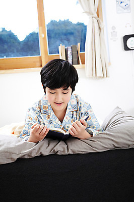 포토 JPG 학생 라이프스타일 남자 어린이라이프 초등학생 어린이 엎드리기 포즈 창문 베개 모션 책장 실내 한명 사람 동양인 소년 상반신 10대 책 눕기 독서 펼침 침실 이불 방 잠옷 한국인 침대 커튼 한권 남자만 남자한명만 십대만 십대남자만 십대남자한명만 국내포토 1 옷 가구 침구 청소년 인종 내부 생활 파일형식
