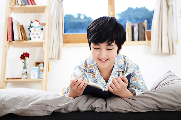 포토 JPG 학생 라이프스타일 남자 어린이라이프 초등학생 어린이 엎드리기 포즈 창문 베개 모션 책장 선반 실내 한명 미소 웃음 사람 동양인 소년 상반신 10대 책 눕기 독서 펼침 침실 이불 방 잠옷 한국인 침대 커튼 한권 남자만 남자한명만 십대만 십대남자만 십대남자한명만 국내포토 1 옷 가구 침구 청소년 표정 인종 내부 생활 파일형식