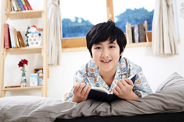 포토 JPG 학생 라이프스타일 남자 어린이라이프 초등학생 어린이 엎드리기 포즈 창문 베개 모션 책장 선반 실내 한명 미소 웃음 사람 동양인 소년 상반신 10대 책 눕기 독서 펼침 침실 이불 방 잠옷 한국인 침대 커튼 한권 남자만 남자한명만 십대만 십대남자만 십대남자한명만 국내포토 1 옷 가구 침구 청소년 표정 인종 내부 생활 파일형식