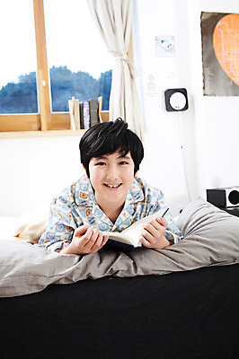포토 JPG 학생 라이프스타일 남자 어린이라이프 초등학생 어린이 엎드리기 포즈 창문 베개 모션 실내 한명 미소 웃음 사람 동양인 소년 상반신 10대 책 눕기 독서 펼침 침실 이불 방 잠옷 한국인 침대 커튼 한권 남자만 남자한명만 십대만 십대남자만 십대남자한명만 국내포토 1 옷 가구 침구 청소년 표정 인종 내부 생활 파일형식