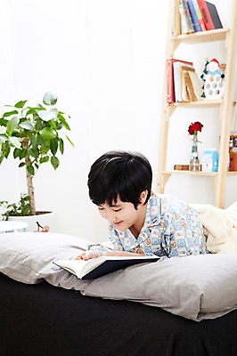 포토 JPG 식물 학생 라이프스타일 남자 어린이라이프 화분 화초 초등학생 어린이 엎드리기 포즈 베개 책장 선반 실내 한명 웃음 사람 동양인 소년 상반신 10대 책 눕기 독서 펼침 침실 이불 방 잠옷 한국인 침대 한권 남자만 남자한명만 십대만 십대남자만 십대남자한명만 국내포토 1 옷 가구 침구 모션 청소년 표정 인종 내부 생활 파일형식