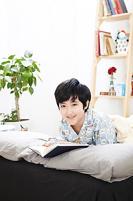 포토 JPG 식물 학생 라이프스타일 남자 어린이라이프 화분 화초 초등학생 어린이 엎드리기 포즈 베개 책장 선반 실내 한명 웃음 사람 동양인 소년 상반신 10대 책 눕기 독서 펼침 침실 이불 방 잠옷 한국인 침대 한권 남자만 남자한명만 십대만 십대남자만 십대남자한명만 국내포토 1 옷 가구 침구 모션 청소년 표정 인종 내부 생활 파일형식