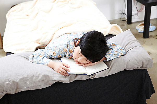 포토 JPG 학생 라이프스타일 남자 어린이라이프 초등학생 어린이 엎드리기 포즈 베개 모션 슬리퍼 실내 실내화 한명 사람 동양인 소년 상반신 10대 책 하이앵글 눕기 독서 펼침 침실 이불 방 잠옷 한국인 침대 잠 수면 한권 남자만 남자한명만 십대만 십대남자만 십대남자한명만 국내포토 1 옷 뷰포인트 가구 신발 침구 청소년 인종 내부 생활 물 파일형식