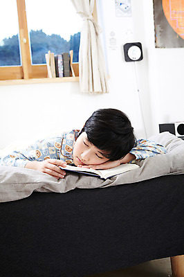 포토 JPG 학생 라이프스타일 남자 어린이라이프 초등학생 어린이 엎드리기 포즈 창문 베개 모션 실내 한명 사람 동양인 소년 상반신 10대 책 눕기 독서 펼침 침실 이불 방 잠옷 한국인 침대 잠 커튼 수면 한권 남자만 남자한명만 십대만 십대남자만 십대남자한명만 국내포토 1 옷 가구 침구 청소년 인종 내부 생활 물 파일형식