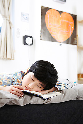 포토 JPG 학생 라이프스타일 남자 어린이라이프 초등학생 어린이 엎드리기 포즈 창문 베개 모션 실내 한명 사람 동양인 소년 상반신 10대 책 눕기 독서 펼침 침실 이불 방 잠옷 한국인 침대 잠 커튼 수면 한권 남자만 남자한명만 십대만 십대남자만 십대남자한명만 국내포토 1 옷 가구 침구 청소년 인종 내부 생활 물 파일형식