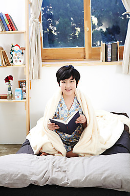 포토 JPG 학생 라이프스타일 남자 어린이라이프 초등학생 어린이 포즈 창문 베개 모션 책장 선반 실내 한명 미소 웃음 들기 사람 앉기 동양인 소년 상반신 10대 책 독서 펼침 침실 이불 방 잠옷 한국인 침대 커튼 한권 남자만 남자한명만 십대만 십대남자만 십대남자한명만 국내포토 1 옷 가구 침구 청소년 표정 인종 내부 생활 파일형식