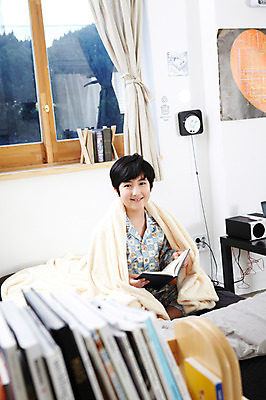 포토 JPG 학생 라이프스타일 남자 어린이라이프 초등학생 어린이 포즈 가구 창문 베개 모션 탁자 책장 선반 실내 한명 미소 웃음 사람 앉기 동양인 소년 상반신 10대 책 독서 펼침 침실 이불 방 잠옷 한국인 침대 커튼 한권 남자만 남자한명만 십대만 십대남자만 십대남자한명만 국내포토 1 옷 생활용품 침구 청소년 표정 인종 내부 생활 파일형식