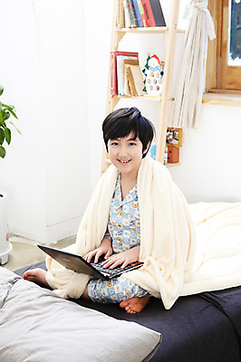 포토 JPG 전신 학생 라이프스타일 남자 어린이라이프 초등학생 어린이 포즈 창문 베개 모션 책장 선반 실내 한명 미소 웃음 사람 앉기 동양인 소년 10대 책 노트북 컴퓨터 침실 이불 방 잠옷 한국인 침대 커튼 남자만 남자한명만 십대만 십대남자만 십대남자한명만 국내포토 1 옷 가구 침구 청소년 표정 인종 내부 생활 전자제품 파일형식