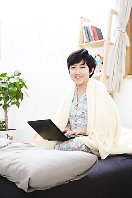 포토 JPG 식물 학생 라이프스타일 남자 어린이라이프 화분 화초 초등학생 어린이 포즈 창문 베개 책장 선반 실내 한명 웃음 사람 앉기 동양인 소년 상반신 10대 책 노트북 컴퓨터 침실 이불 방 잠옷 한국인 침대 커튼 남자만 남자한명만 십대만 십대남자만 십대남자한명만 국내포토 1 옷 가구 침구 모션 청소년 표정 인종 내부 생활 전자제품 파일형식