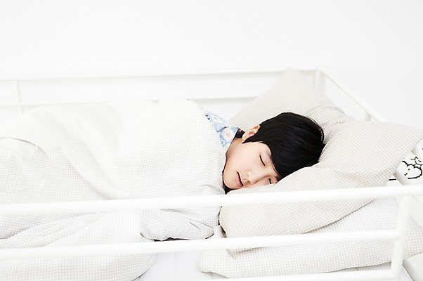 포토 JPG 학생 라이프스타일 남자 어린이라이프 초등학생 어린이 포즈 베개 모션 실내 한명 사람 동양인 소년 상반신 10대 눕기 침실 이불 방 잠옷 한국인 침대 잠 수면 이층침대 남자만 남자한명만 십대만 십대남자만 십대남자한명만 국내포토 1 옷 가구 침구 청소년 인종 내부 생활 물 파일형식