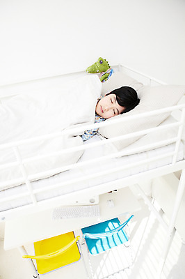 포토 JPG 학생 라이프스타일 남자 어린이라이프 초등학생 어린이 인형 포즈 의자 베개 모션 실내 한명 사람 동양인 소년 상반신 10대 컴퓨터 눕기 장난감 침실 이불 방 잠옷 한국인 침대 키보드 마우스 잠 수면 책상 이층침대 남자만 남자한명만 십대만 십대남자만 십대남자한명만 국내포토 1 옷 가구 침구 청소년 인종 내부 생활 물 전자제품 컴퓨터용품 파일형식