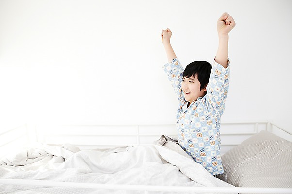 포토 JPG 학생 라이프스타일 남자 어린이라이프 초등학생 어린이 포즈 베개 실내 한명 웃음 사람 앉기 동양인 손짓 소년 상반신 10대 침실 이불 방 잠옷 한국인 침대 기지개 이층침대 남자만 남자한명만 십대만 십대남자만 십대남자한명만 국내포토 1 옷 가구 침구 모션 청소년 표정 인종 내부 생활 파일형식