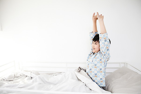 포토 JPG 학생 라이프스타일 남자 어린이라이프 초등학생 어린이 포즈 베개 실내 한명 웃음 사람 앉기 동양인 손짓 소년 상반신 10대 침실 이불 방 잠옷 한국인 침대 기지개 이층침대 남자만 남자한명만 십대만 십대남자만 십대남자한명만 국내포토 1 옷 가구 침구 모션 청소년 표정 인종 내부 생활 파일형식