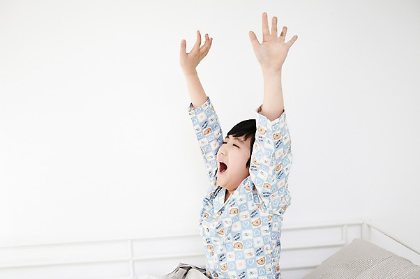 포토 JPG 학생 라이프스타일 남자 어린이라이프 초등학생 어린이 포즈 베개 실내 한명 사람 앉기 동양인 손짓 소년 상반신 10대 침실 이불 방 잠옷 한국인 침대 기지개 하품 이층침대 남자만 남자한명만 십대만 십대남자만 십대남자한명만 국내포토 1 옷 가구 침구 모션 청소년 인종 내부 생활 생리현상 파일형식