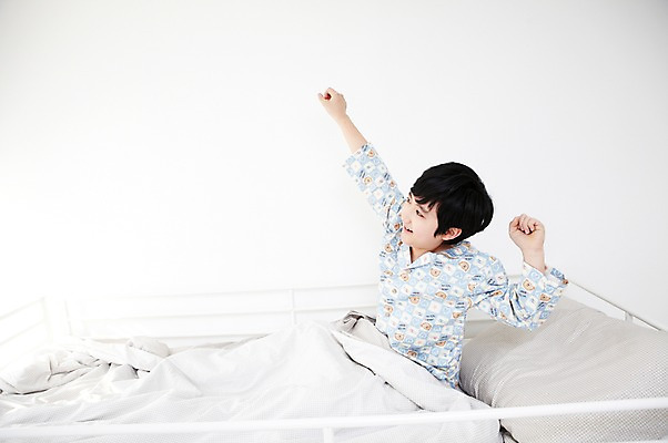 포토 JPG 학생 라이프스타일 남자 어린이라이프 초등학생 어린이 포즈 베개 실내 한명 사람 앉기 동양인 손짓 소년 상반신 10대 침실 이불 방 잠옷 한국인 침대 기지개 이층침대 남자만 남자한명만 십대만 십대남자만 십대남자한명만 국내포토 1 옷 가구 침구 모션 청소년 인종 내부 생활 파일형식