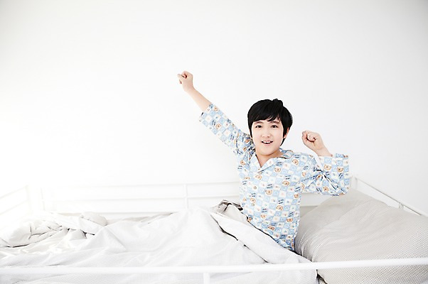 포토 JPG 학생 라이프스타일 남자 어린이라이프 초등학생 어린이 포즈 베개 실내 한명 웃음 사람 앉기 동양인 손짓 소년 상반신 10대 침실 이불 방 잠옷 한국인 침대 기지개 이층침대 남자만 남자한명만 십대만 십대남자만 십대남자한명만 국내포토 1 옷 가구 침구 모션 청소년 표정 인종 내부 생활 파일형식