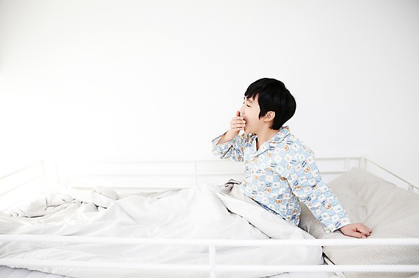 포토 JPG 학생 라이프스타일 남자 어린이라이프 초등학생 어린이 포즈 베개 실내 한명 사람 앉기 동양인 손짓 소년 상반신 10대 침실 이불 방 잠옷 한국인 침대 하품 이층침대 남자만 남자한명만 십대만 십대남자만 십대남자한명만 국내포토 1 옷 가구 침구 모션 청소년 인종 내부 생활 생리현상 파일형식