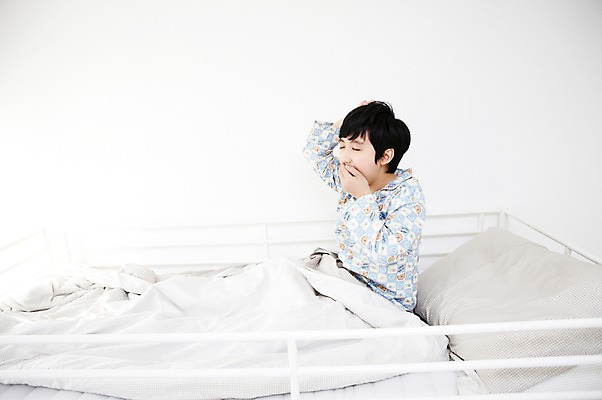 포토 JPG 학생 라이프스타일 남자 어린이라이프 초등학생 어린이 포즈 베개 실내 한명 사람 앉기 동양인 손짓 소년 상반신 10대 침실 이불 방 잠옷 한국인 침대 하품 이층침대 남자만 남자한명만 십대만 십대남자만 십대남자한명만 국내포토 1 옷 가구 침구 모션 청소년 인종 내부 생활 생리현상 파일형식