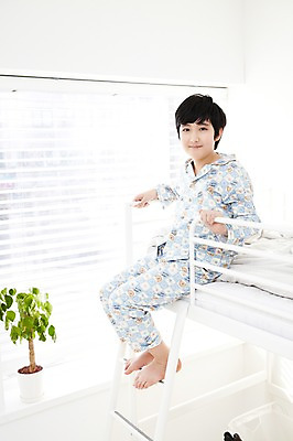 포토 JPG 전신 식물 학생 라이프스타일 남자 어린이라이프 화분 화초 초등학생 어린이 포즈 창문 모션 실내 한명 미소 웃음 사람 앉기 동양인 소년 10대 침실 방 잠옷 한국인 침대 블라인드 이층침대 남자만 남자한명만 십대만 십대남자만 십대남자한명만 국내포토 1 옷 가구 청소년 표정 인종 내부 생활 커튼 파일형식