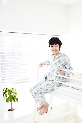 포토 JPG 전신 식물 학생 라이프스타일 남자 어린이라이프 화분 화초 초등학생 어린이 포즈 창문 모션 실내 한명 미소 웃음 사람 앉기 동양인 소년 10대 침실 방 잠옷 한국인 침대 블라인드 이층침대 남자만 남자한명만 십대만 십대남자만 십대남자한명만 국내포토 1 옷 가구 청소년 표정 인종 내부 생활 커튼 파일형식