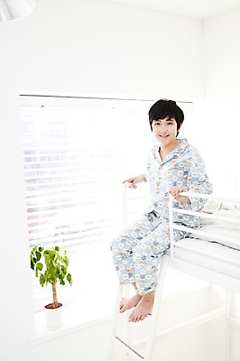 포토 JPG 전신 식물 학생 라이프스타일 남자 어린이라이프 화분 화초 초등학생 어린이 포즈 창문 모션 실내 한명 미소 웃음 사람 앉기 동양인 소년 10대 침실 방 잠옷 한국인 침대 블라인드 이층침대 남자만 남자한명만 십대만 십대남자만 십대남자한명만 국내포토 1 옷 가구 청소년 표정 인종 내부 생활 커튼 파일형식