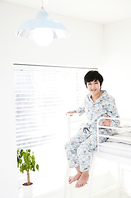 포토 JPG 전신 식물 학생 라이프스타일 남자 어린이라이프 화분 화초 초등학생 어린이 포즈 창문 모션 전등 실내 한명 미소 웃음 사람 앉기 동양인 소년 10대 침실 방 잠옷 한국인 침대 블라인드 이층침대 남자만 남자한명만 십대만 십대남자만 십대남자한명만 국내포토 1 옷 가구 청소년 조명 표정 인종 내부 생활 커튼 파일형식