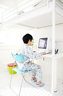 포토 JPG 전신 학생 라이프스타일 남자 어린이라이프 초등학생 어린이 포즈 의자 창문 모션 슬리퍼 실내 실내화 한명 사람 앉기 동양인 소년 뒷모습 10대 컴퓨터 모니터 침실 방 잠옷 한국인 침대 키보드 마우스 블라인드 책상 이층침대 남자만 남자한명만 십대만 십대남자만 십대남자한명만 국내포토 1 옷 뷰포인트 가구 신발 청소년 인종 내부 생활 전자제품 컴퓨터용품 커튼 파일형식